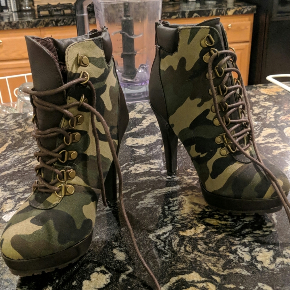 Camo combat with zip heel